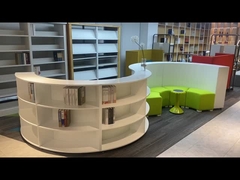 Bibliothèque BESTON en forme de courbe blanche avec canapé de repos
