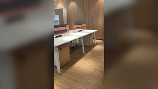 Un bureau minimaliste pour une équipe de quatre personnes