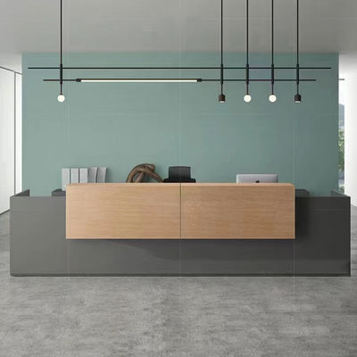 Comptoir de réception d'hôtel en bois gris de bureau de réception de bureau de 2.4M