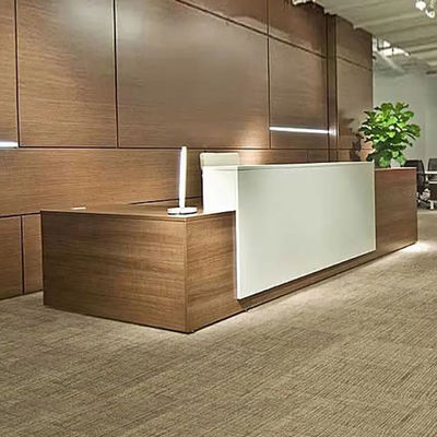 la couleur en bois de chêne de réception de réception de 2M adaptent le logo aux besoins du client pour le salon