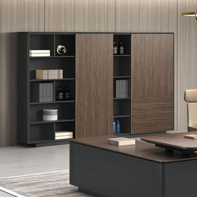 Meuble de rangement en bois foncé de classeurs de bureau de 4 rangées avec des étagères