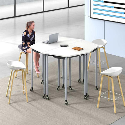 Bureau de bureau pliable avec des jambes métalliques robustes et une table personnalisable pour une utilisation polyvalente de poste de travail