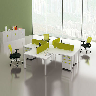 Station de travail modulaire de bureau en bois blanc pour 4 personnes à 120°