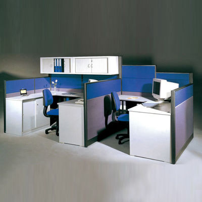 Station de travail de bureau modulaire simple à 4 places avec armoire supérieure
