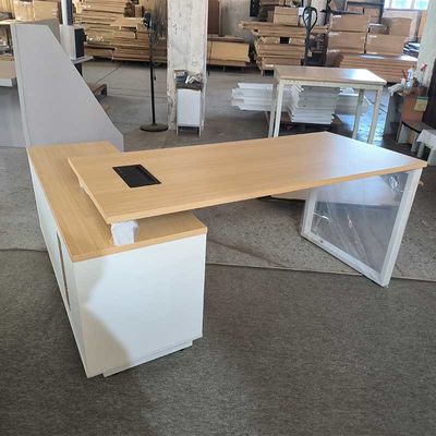 Bureau de bureau en bois en forme de L avec armoire latérale