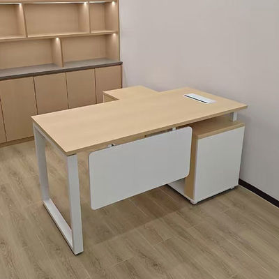 Bureau de direction en forme de L avec panneau en mélamine et largeur de 1600 mm pour l'espace de travail d'un patron ou d'un PDG