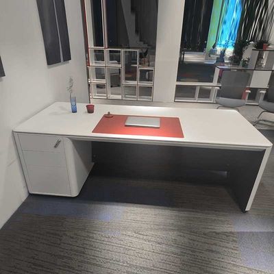 Le bureau du directeur général de MDF blanc de luxe, ergonomie, avec tiroirs