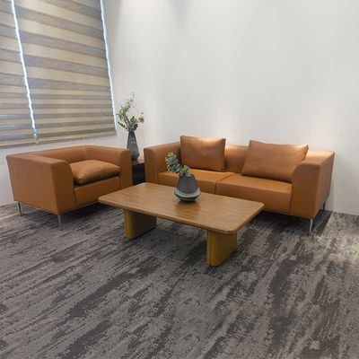 Un canapé de bureau moderne, en cuir, une salle d'attente, un canapé de bureau confortable.