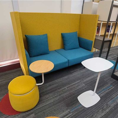 Un canapé de bureau moderne en tissu coloré